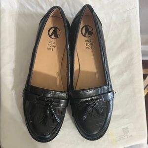 Elegant Black Croc-Embossed Loafers